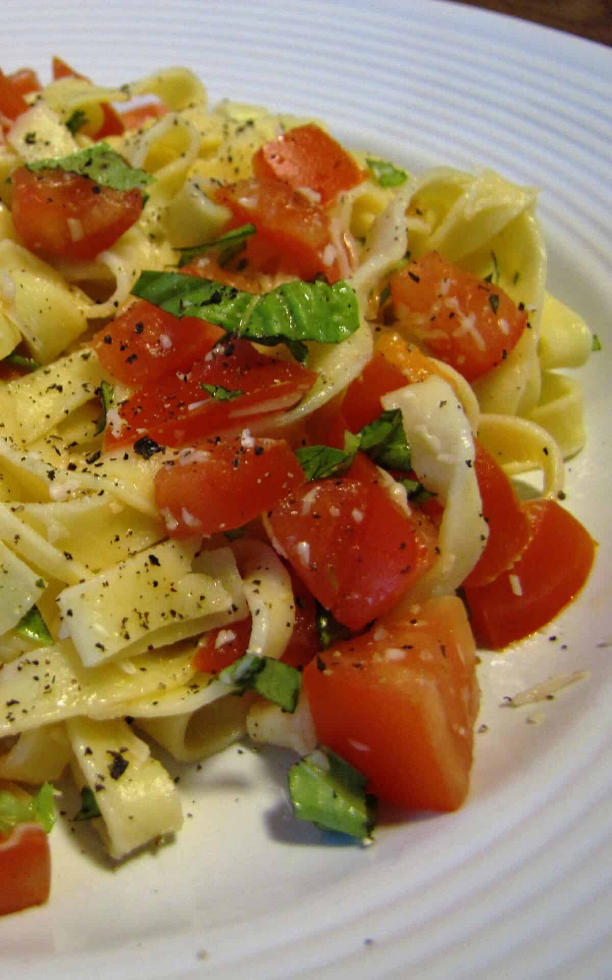 Delicious Fettuccine Tomato Basil Salad Recipe