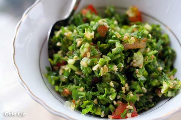  Freshen up your plate with this vibrant vegan parsley salad!