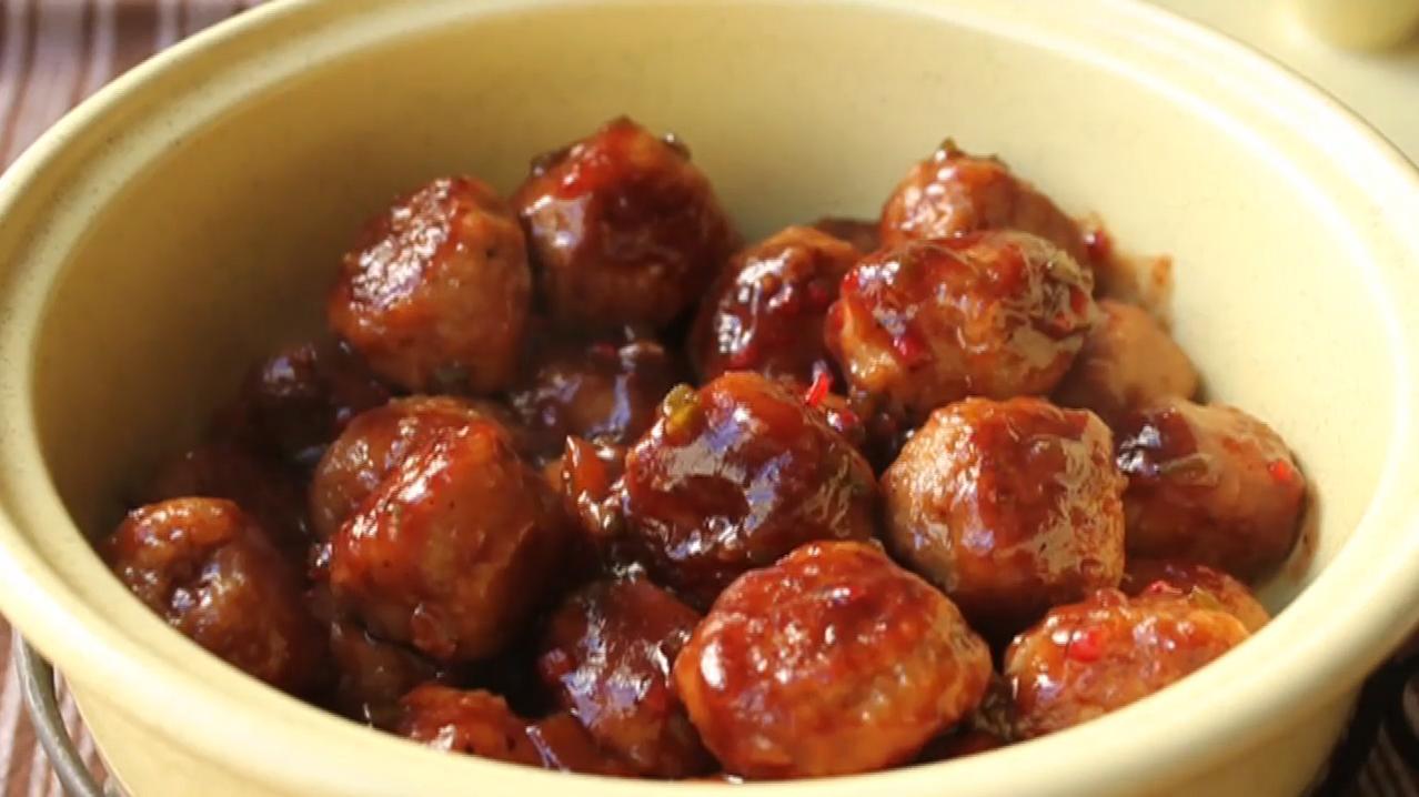  Freshly chopped herbs and spices add an extra burst of flavor to these already delicious meatballs.