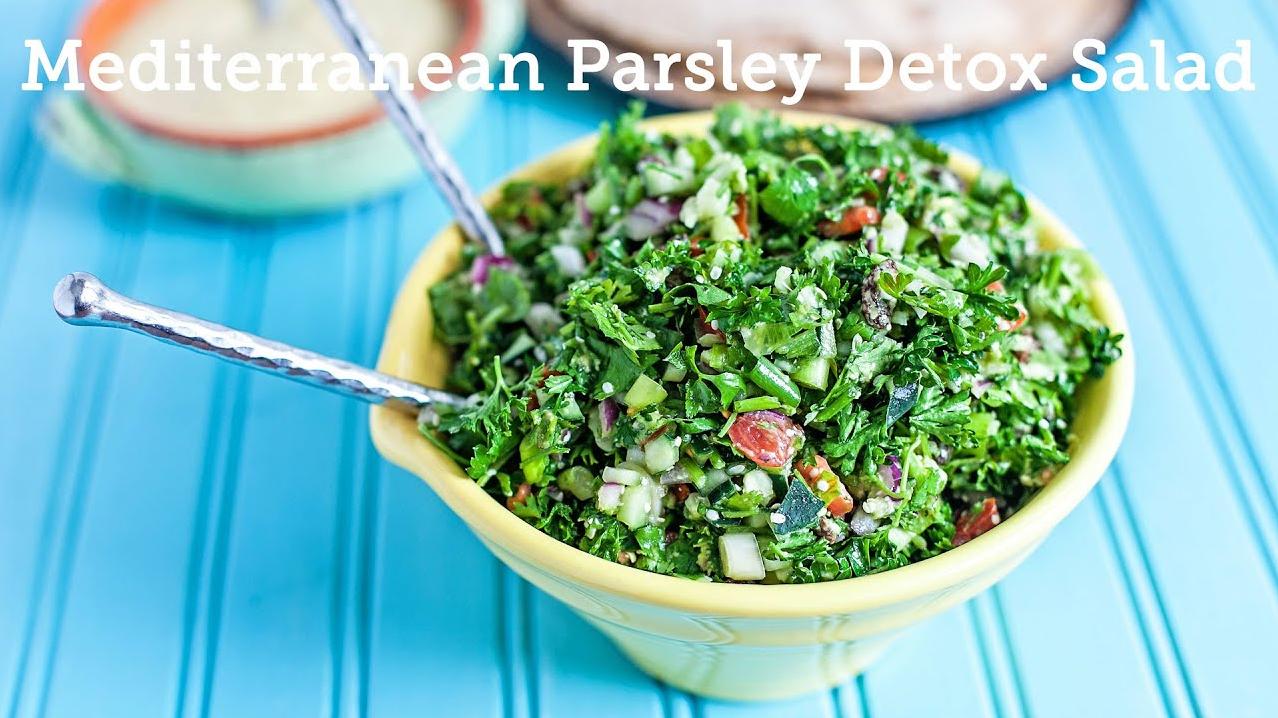  Get ready to embrace the taste of summer with this tangy and crunchy parsley salad!