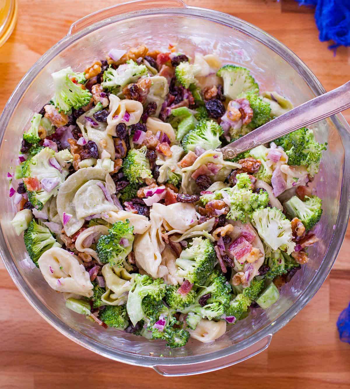  Get ready to indulge in a delicious and healthy broccoli and tortellini salad!