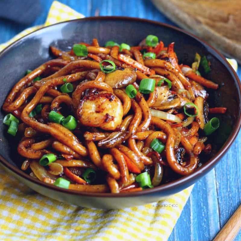  Juicy prawns are sautéed to perfection and served atop a bed of Japanese-style noodles.