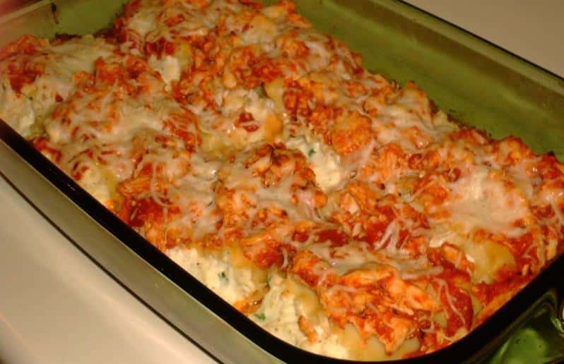  Layers of tender lasagna sheets filled with creamy chicken and cheese fillings.