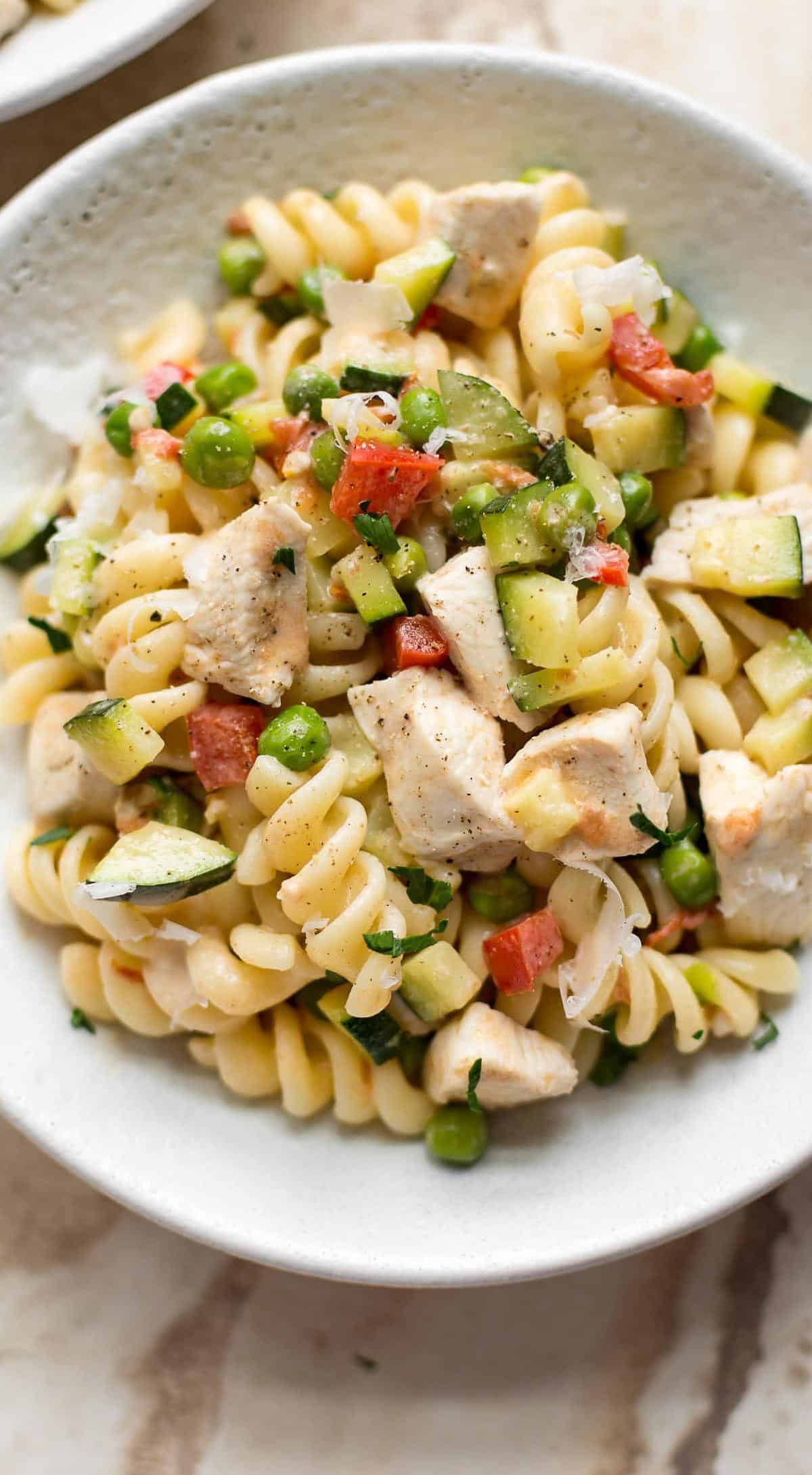  Pasta and chicken, the perfect duo to make your taste buds sing.