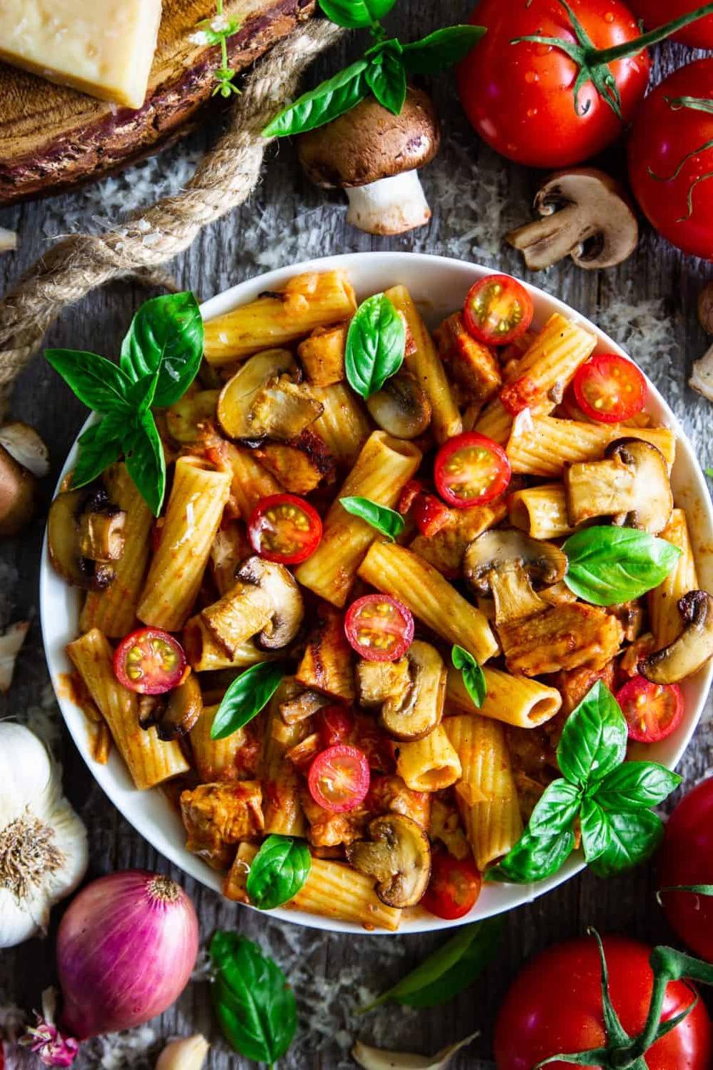  Serving rigatoni with chicken and mushroom sauce is always a crowd-pleaser.