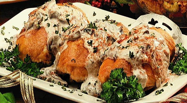  Want to make your guests feel like royalty? Serve them up a plate of Chicken Royale!